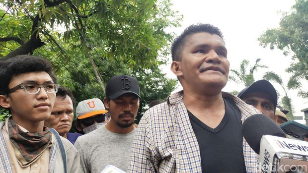 Koordinator aksi, Abdul Aziz Fadirubun, di depan kantor ICW.