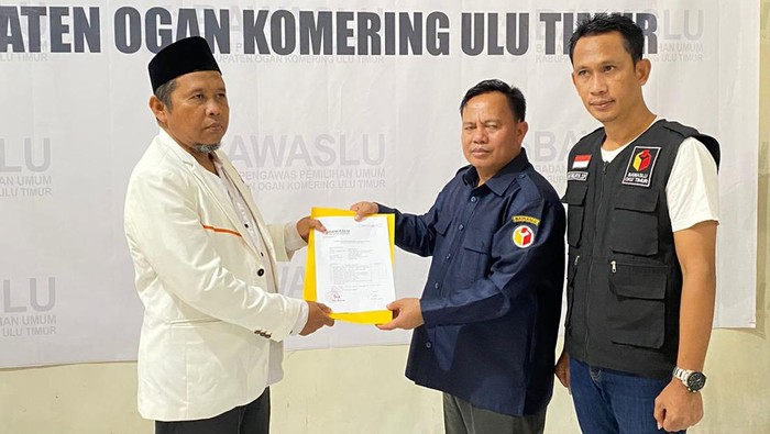 DPD PKS OKU Timur melaporkan kecurangan PPK Martapura ke Bawaslu.