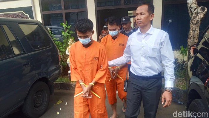 Dua tersangka kasus peredaran pil koplo di wilayah Kelurahan Gilimanuk, Kecamatan Melaya, Kabupaten Jembrana, Bali, dihadirkan saat konferensi pers di Mapolres Jembrana, Senin (26/2/2024). (Foto: I Putu Adi Budiastrawan/detikBali)