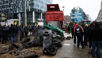 Truk trailer terlihat menjatuhkan ban bekas di area demo untuk digunakan petani.