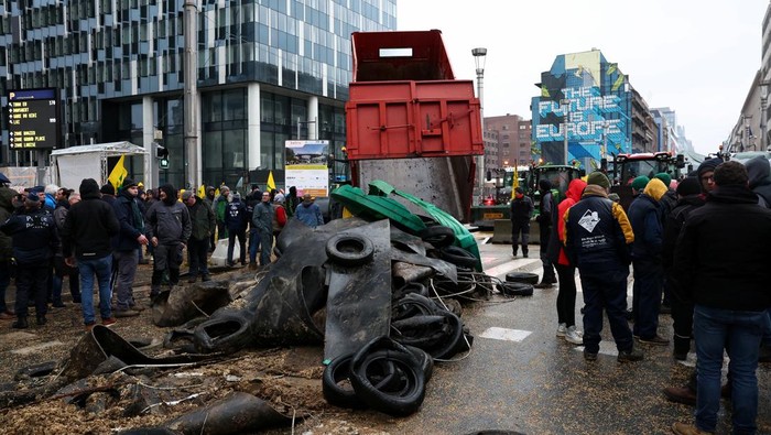Police use a water cannon during a protest of European farmers over price pressures, taxes and green regulation, on the day of an EU Agriculture Ministers meeting in Brussels, Belgium February 26, 2024. REUTERS/Yves Herman