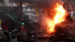 Demo Petani di Markas Uni Eropa Diwarnai Aksi Bakar Ban