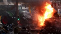 Demo petani ini diwarnai aksi bakar ban.