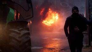 Demo Petani di Markas Uni Eropa Diwarnai Aksi Bakar Ban