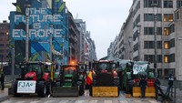 Puluhan traktor berjejer di dekat markas Uni Eropa sebagai bagian dari demo petani, Senin (26/2/2024).