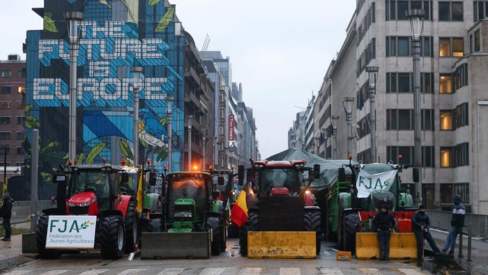 Police use a water cannon during a protest of European farmers over price pressures, taxes and green regulation, on the day of an EU Agriculture Ministers meeting in Brussels, Belgium February 26, 2024. REUTERS/Yves Herman