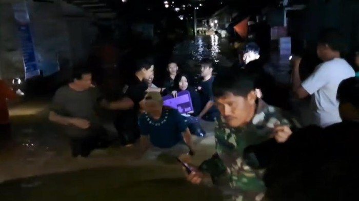Evakuasi warga korban banjir bandang di Makale, Tana Toraja.