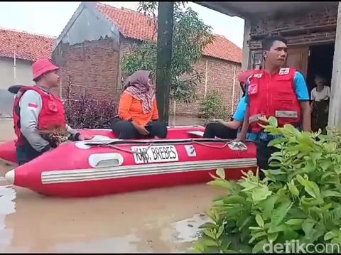 Evakuasi warga korban banjir di Kabupaten Brebes, Jawa Tengah, Senin (26/2/2024).