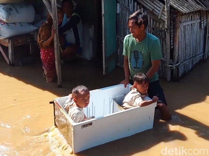 Evakuasi warga korban banjir di Kabupaten Brebes, Jawa Tengah, Senin (26/2/2024).