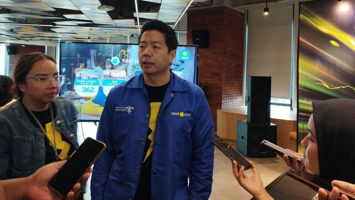 Gaery Undarsa (jaket biru), Co-founder dan CMO tiket.com