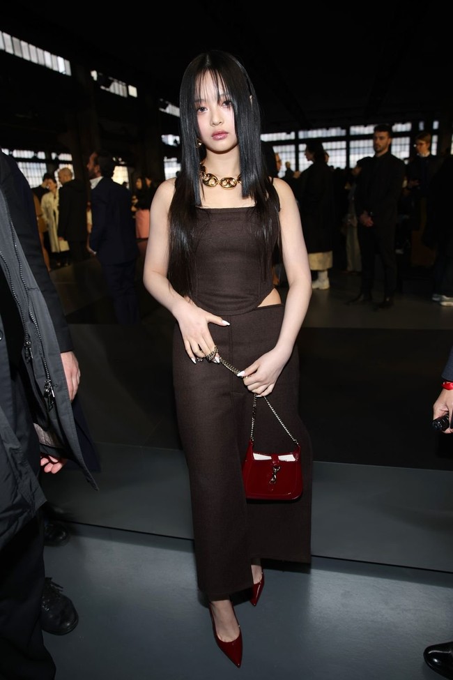 Hanni NewJeans berusia 18 tahun saat diumumkan sebagai global ambassador terbaru Gucci. Idol KPop berdarah Vietnam itu mengenakan two piece dress berwarna dark brown yang belum dirilis Gucci, dengan heels dan handbag berwarna burgundy. Foto: Instagram