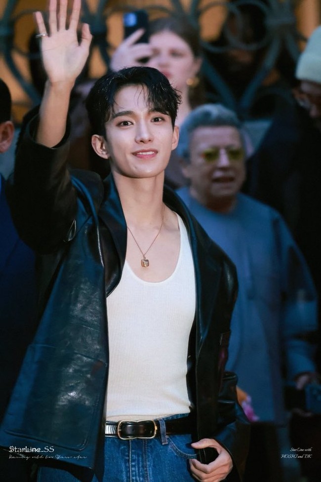 DK SEVENTEEN tak luput dari sorotan dengan penampilan bak rockstar. Global ambassador BALLY itu membuat penggemar meleleh dengan gayanya mengenakan jaket kulit hitam, denim jeans, dan boots hitam. Foto: Instagram