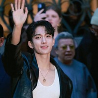 DK SEVENTEEN tak luput dari sorotan dengan penampilan bak rockstar. Global ambassador BALLY itu membuat penggemar meleleh dengan gayanya mengenakan jaket kulit hitam, denim jeans, dan boots hitam. Foto: Instagram