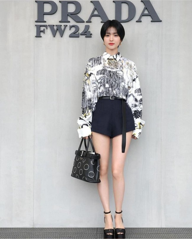 Bintang drama Korea Twenty Five Twenty One, Kim Tae Ri telah didapuk menjadi brand ambassador Prada sejak tahun 2021. Sang aktris tampil standout mengenakan printed shirt dengan potongan rambut barunya. Foto: Instagram