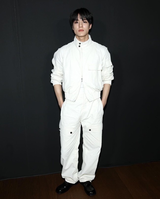 Jeno NCT adalah satu-satunya artis Korea yang mewakili Ferragamo di Milan Fashion Week 2024. Pelantun ‘Broken Melodies’ itu terlihat menawan dalam balutan busana serba putih. Foto: Instagram