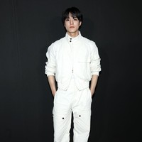 Jeno NCT adalah satu-satunya artis Korea yang mewakili Ferragamo di Milan Fashion Week 2024. Pelantun ‘Broken Melodies’ itu terlihat menawan dalam balutan busana serba putih. Foto: Instagram