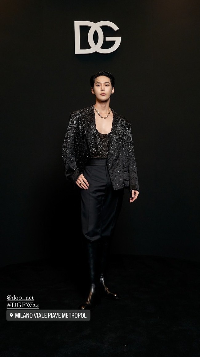 Doyoung NCT bersikap bak gentleman memberikan blazer-nya kepada Moon Ga Young saat menghadiri peragaan busana Dolce & Gabbana Spring/Summer 2024 show. Personel grup KPop NCT itu memakai sleeveless shirt dan blazer bling-bling. Foto: Instagram
