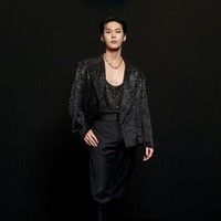 Doyoung NCT bersikap bak gentleman memberikan blazer-nya kepada Moon Ga Young saat menghadiri peragaan busana Dolce & Gabbana Spring/Summer 2024 show. Personel grup KPop NCT itu memakai sleeveless shirt dan blazer bling-bling. Foto: Instagram