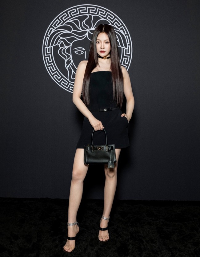 Gaya Ningning aespa dipuji langsung oleh bos Versace, Donatella Versace yang menyebutnya sebagai “my princess.” Personel grup KPop aespa itu terlihat stunning memakai sleeveless dress hitam. Foto: Instagram
