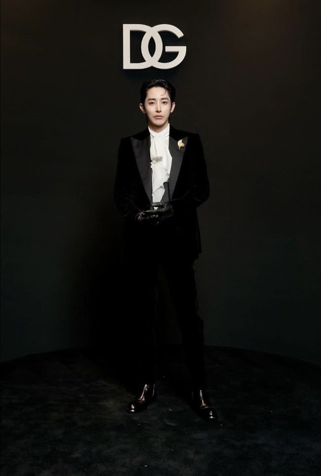 Lee Soo Hyuk tak kalah eksis saat menghadiri Milan Fashion Week 2024 sebagai perwakilan Dolce & Gabbana. Bintang drama Korea Doom At Your Service itu terlihat memesona bak bangsawan mengenakan setelan jas hitam. Foto: Instagram