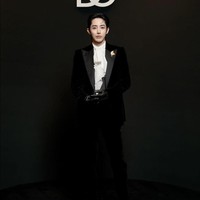 Lee Soo Hyuk tak kalah eksis saat menghadiri Milan Fashion Week 2024 sebagai perwakilan Dolce & Gabbana. Bintang drama Korea Doom At Your Service itu terlihat memesona bak bangsawan mengenakan setelan jas hitam. Foto: Instagram