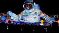 Saat festival, taman di Beijing ini dihiasi puluhan instalasi yang menyala warna-warni.  