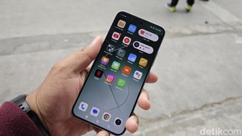 Xiaomi 14 menawarkan layar berukuran 6,36 inch dengan resolusi 1.5K. Panelnya menggunakan OLED TCL C8 LTPO dengan kecerahan puncak 3.000 nits, refresh rate 1-120Hz dan punya dukungan Dolby Vision. Foto: Agus Tri Haryanto/detikcom