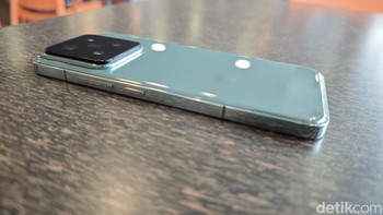 Tampak samping kanan ada tombol volume dan power. Foto: Agus Tri Haryanto/detikcom