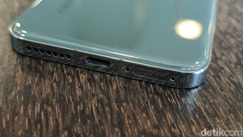 Sedangkan, bawahnya ada speaker, port USB, mic, slot kartu SIM. Foto: Agus Tri Haryanto/detikcom