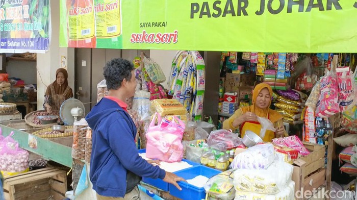 Suasana pedagang sembako di Pasar Johar Semarang, Senin (26/2/2024).