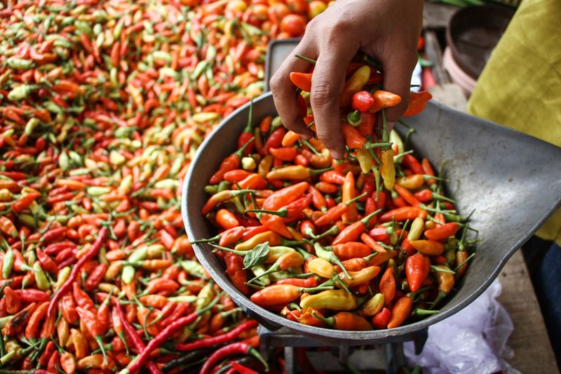 Pedagang menimbang cabai rawit di Pasar Besar Palangka Raya, Kalimantan Tengah, Senin (26/2/2024). Menurut pedagang, harga cabai di pasar tersebut mengalami kenaikan, seperti cabai keriting dari Rp60 ribu menjadi Rp90 ribu per kilogram dan cabai merah besar yang sebelumnya Rp60 menjadi Rp80 ribu per kilogram yang disebabkan kurangnya pasokan. ANTARA FOTO/Auliya Rahman/tom.