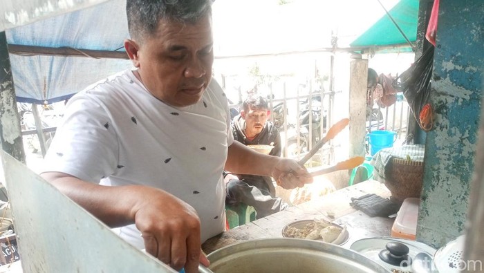 Heri, Penjual Soto Ayam Seberang Bandung Electronic Center