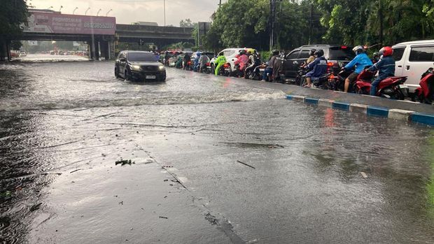 hujan deras disertai angin kencang menyebabkan banjir di sidoarjo