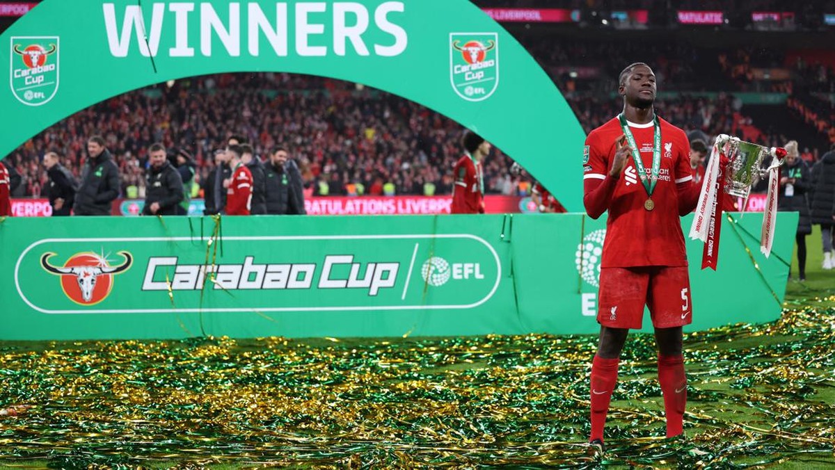 Selebrasi juara Carabao Cup Ibrahima Konate bernuansa wibu. (Foto: REUTERS/HANNAH MCKAY)