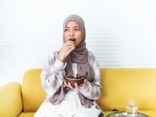 Hadits tentang Pentingnya Makanan dan Harta Halal agar Doa Dikabulkan