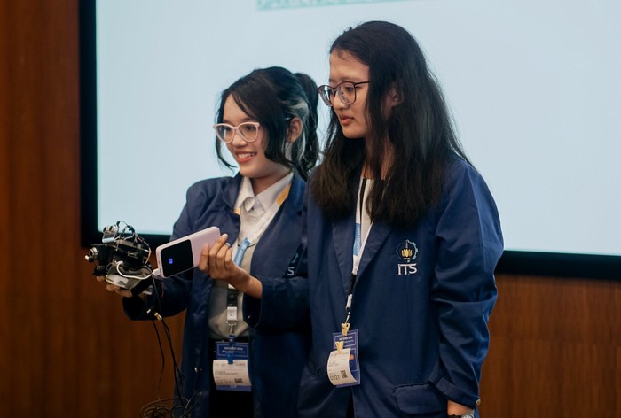 Inovasi Mahasiswa ITS Neutrack AI Glove.