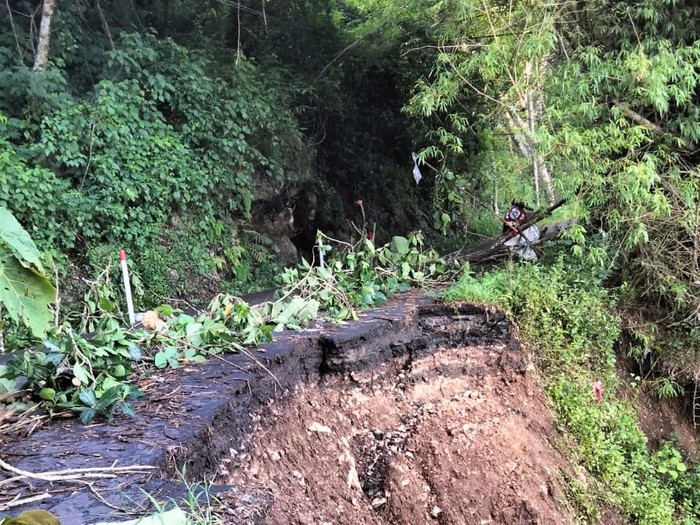 Jalan Rajekwesi Kalipare Malang Longsor Tergerus Hujan