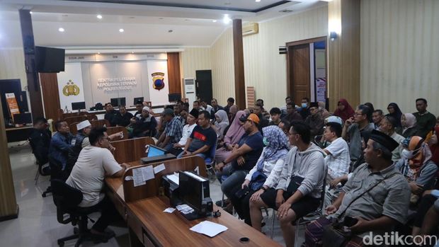 Jemaah umrah gagal berangkat saat menggelar audiensi dengan polisi dan pengacara biro umrah di Polsek Kota Kudus, Senin (26/2/2024) malam.