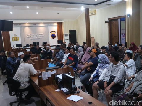 Jemaah umrah gagal berangkat saat menggelar audiensi dengan polisi dan pengacara biro umrah di Polsek Kota Kudus, Senin (26/2/2024) malam.
