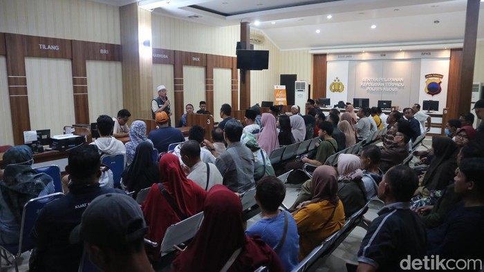 Jemaah umrah gagal berangkat saat menggelar audiensi dengan polisi dan pengacara biro umrah di Polsek Kota Kudus, Senin (26/2/2024) malam.