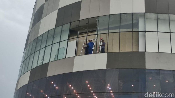 Kaca luar Lippo Plaza Sidoarjo yang pecah karena hujan es.
