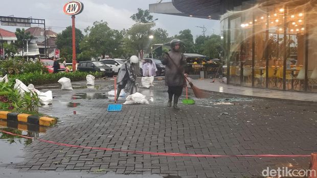 Kaca luar Lippo Plaza Sidoarjo yang pecah karena hujan es.