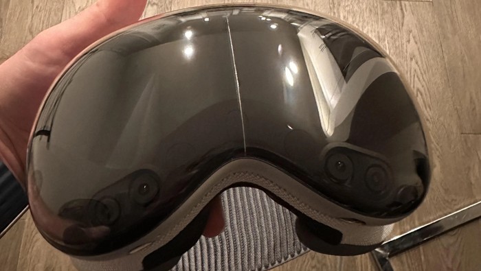 Kaca Vision Pro tiba-tiba retak