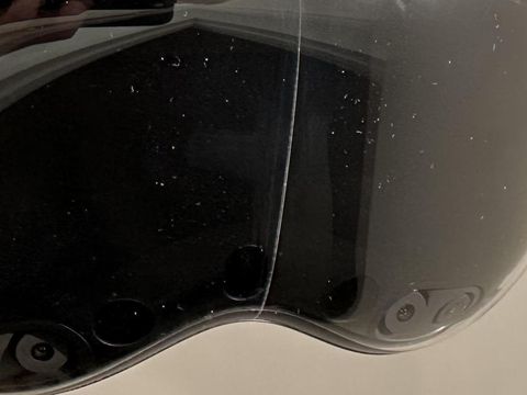 Kaca Vision Pro tiba-tiba retak