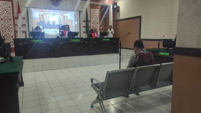 Kades Tarik Sidoarjo saat menjalani sidang putusan