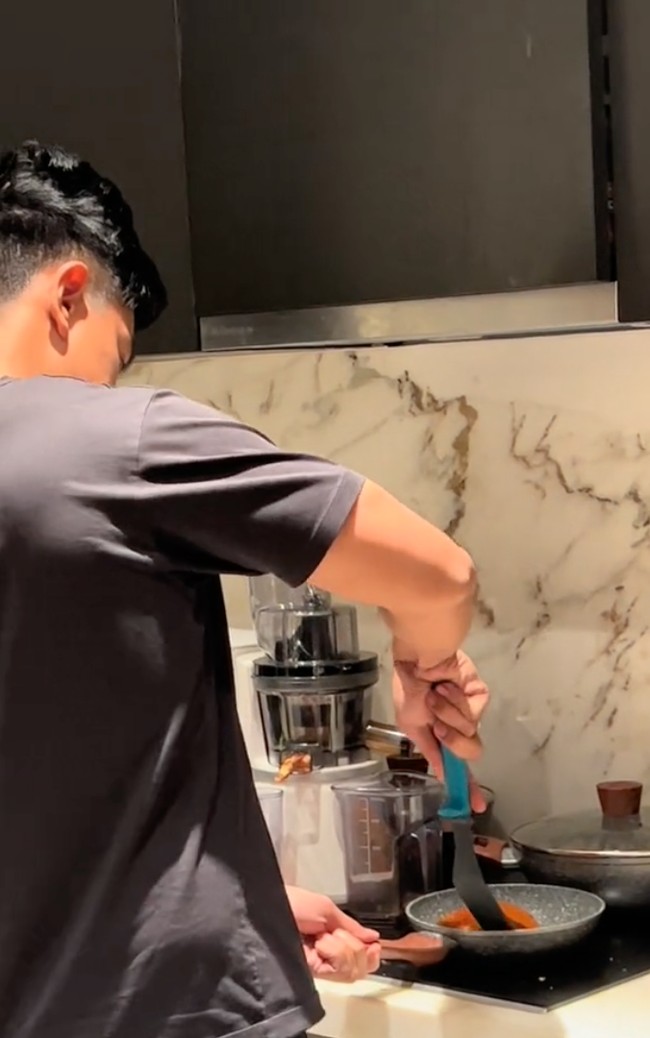 Tak sedikit yang menilai jika Kaesang tampak begitu berbeda. Di balik penampilannya yang selalu terkesan cuek saat di depan umum, ternyata Kaesang begitu bucin dengan sang istri. “mas kaesang bisa romantis juga ternyata,” tulis salah satu komentar.  Foto: TikTok/@erinagudono