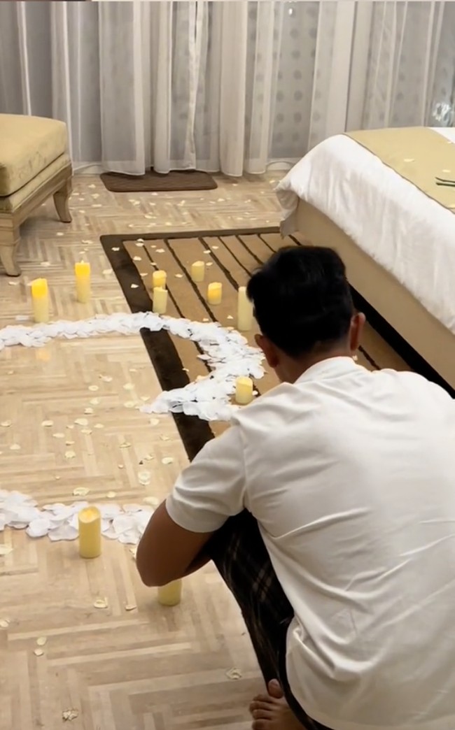 Kaesang juga sempat mendekorasi kamar tidurnya dengan nuansa romantis untuk sang istri. “@—☆:kaesang : ganteng, soswit , suka ngelawak , royal , jago masak , act of service BEUH PAKET LENGKAP MBA ERINAA BERUNTUNGG BGTT,” komentar netizen. Foto: TikTok/@erinagudono