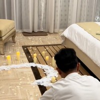 Kaesang juga sempat mendekorasi kamar tidurnya dengan nuansa romantis untuk sang istri. “@—☆:kaesang : ganteng, soswit , suka ngelawak , royal , jago masak , act of service BEUH PAKET LENGKAP MBA ERINAA BERUNTUNGG BGTT,” komentar netizen. Foto: TikTok/@erinagudono