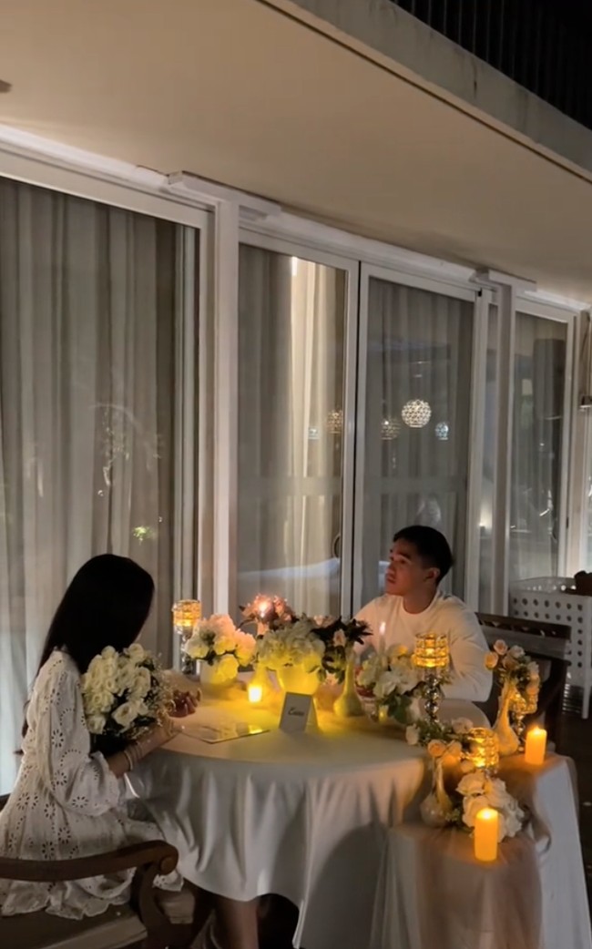 Momen saat Erina dinner romantis bersama Kaesang. Terlihat jika momen dinner tersebut sudah dipersiapkan secara matang dengan dekorasi yang tak kalah romantis. Foto: TikTok/@erinagudono