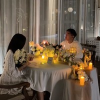 Momen saat Erina dinner romantis bersama Kaesang. Terlihat jika momen dinner tersebut sudah dipersiapkan secara matang dengan dekorasi yang tak kalah romantis. Foto: TikTok/@erinagudono